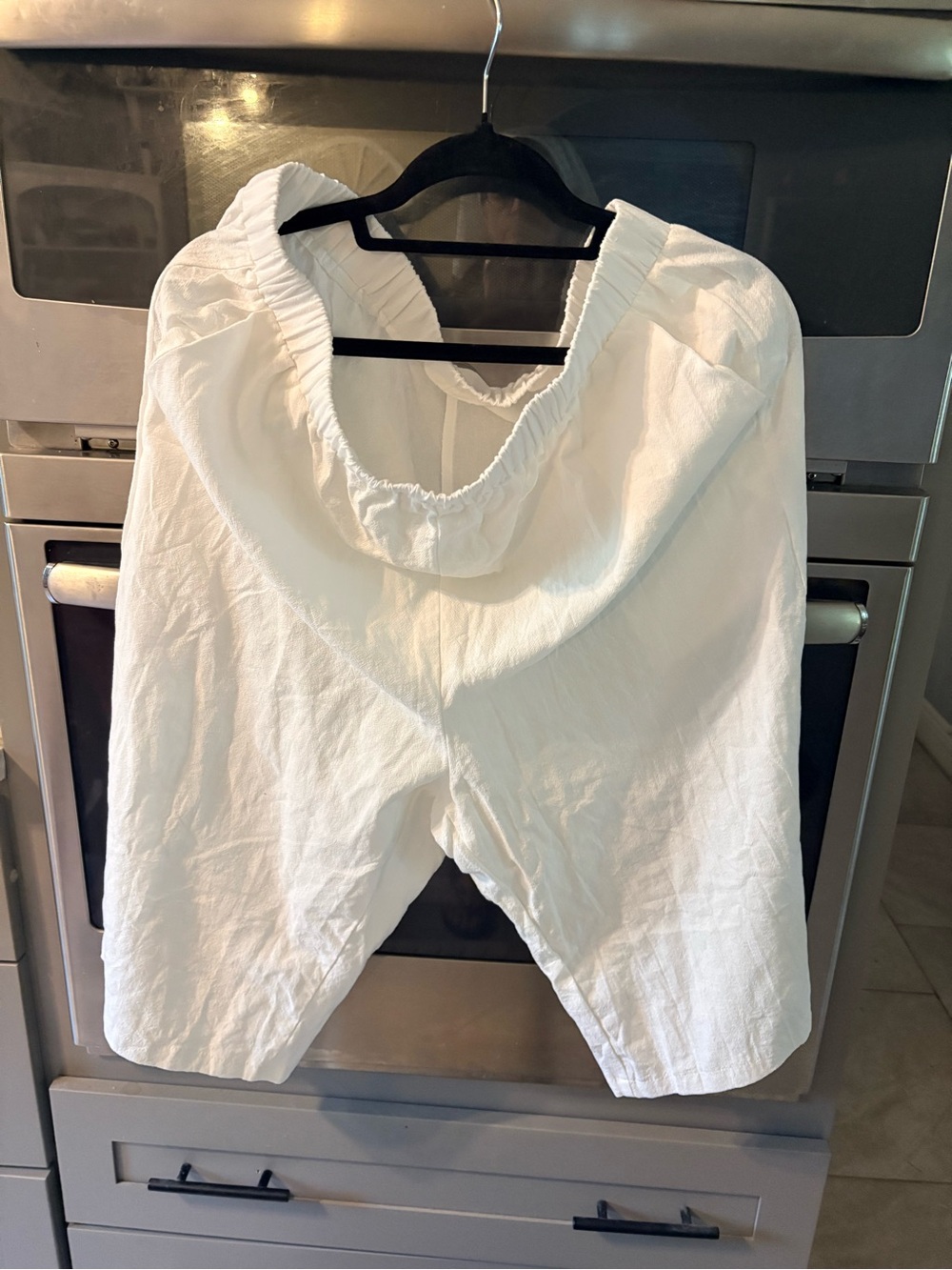 Relaxed White Elastic-Waist Capri Pants with Hood